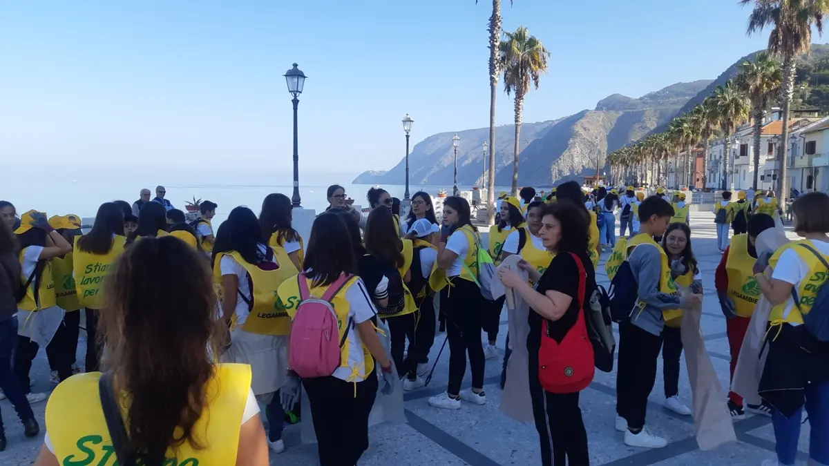 \"Puliamo il mondo\": centinaia di ragazzi all'opera sulle spiagge della Costa Viola
