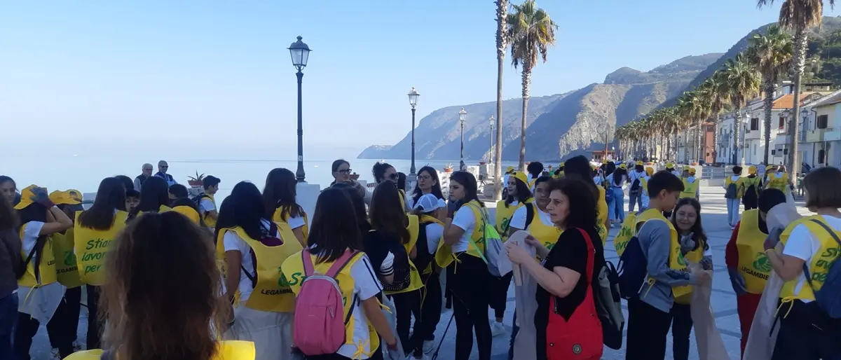 \"Puliamo il mondo\": centinaia di ragazzi all'opera sulle spiagge della Costa Viola