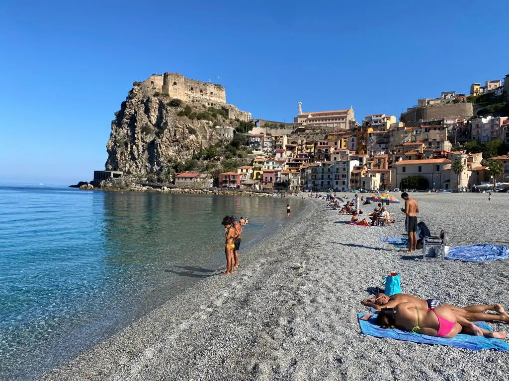 Scilla, è ancora estate: bagnanti pure nel giorno di Ognissanti