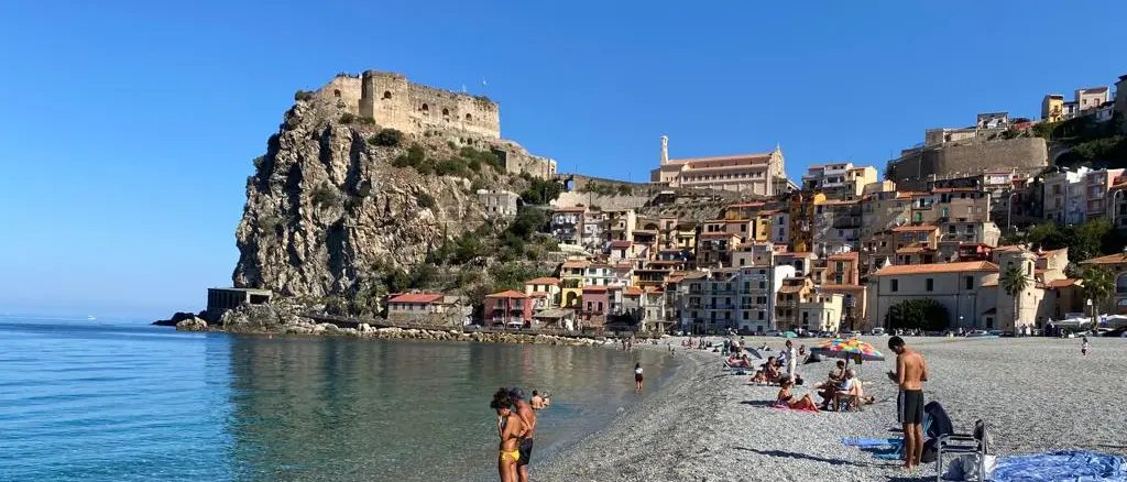 Scilla, è ancora estate: bagnanti pure nel giorno di Ognissanti