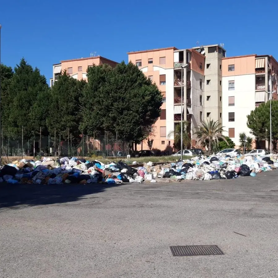 Reggio, il rione Marconi sommerso dai rifiuti