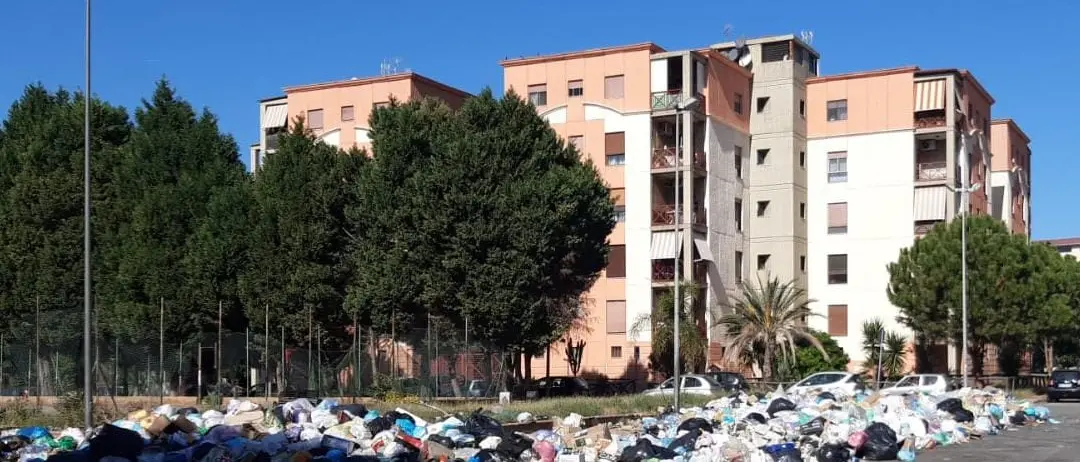 Reggio, il rione Marconi sommerso dai rifiuti