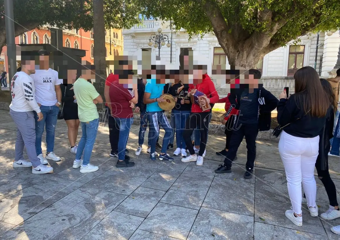 Reggio, niente scuola nel giorno dei morti: ragazzini in piazza a ballare la tarantella - VIDEO