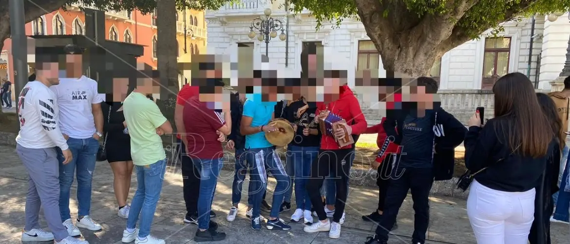Reggio, niente scuola nel giorno dei morti: ragazzini in piazza a ballare la tarantella - VIDEO