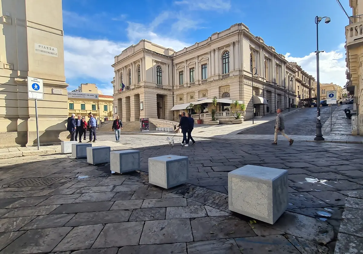 Reggio, completata la prima tranche dei nuovi arredi urbani sul corso Garibaldi