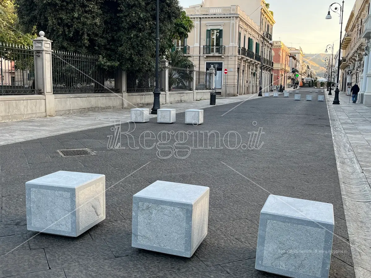 Dissuasori a Reggio, Pro Italia: «Quanto sono costati?»