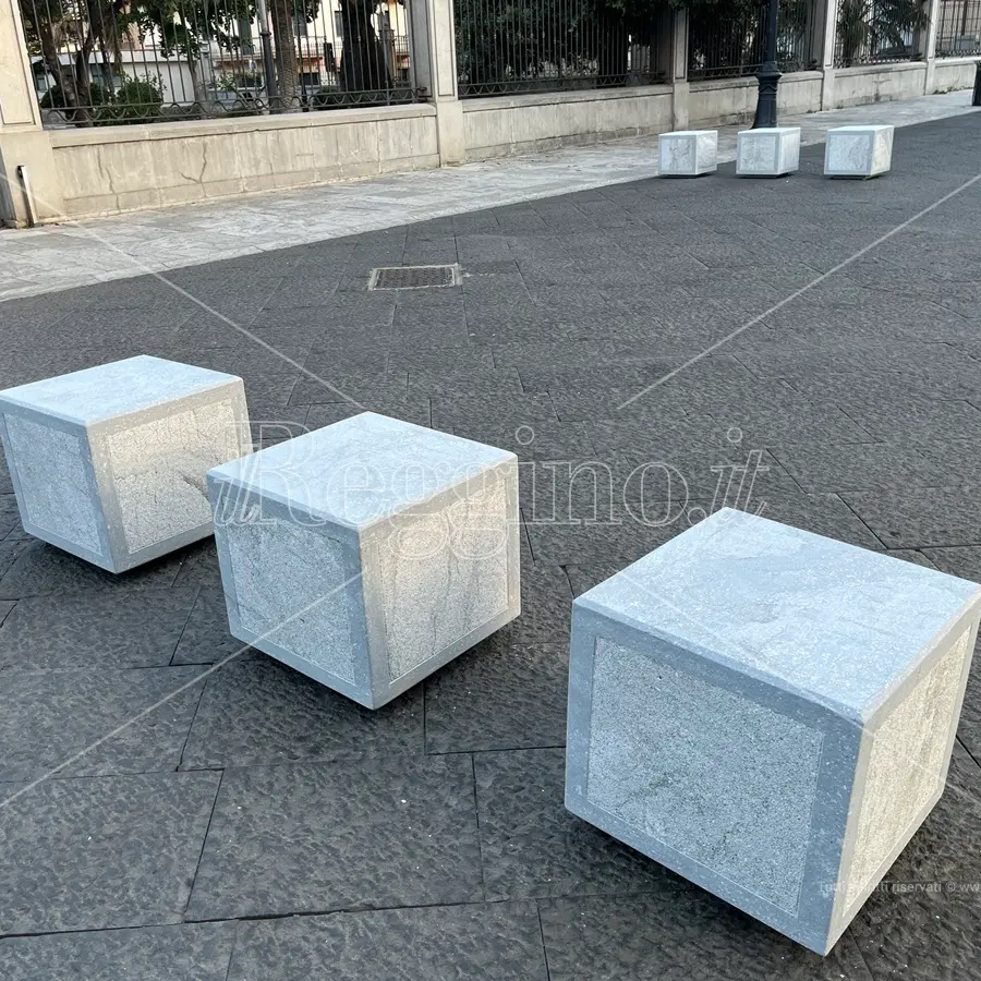 Reggio, sul corso Garibaldi i cubi della discordia - FOTO