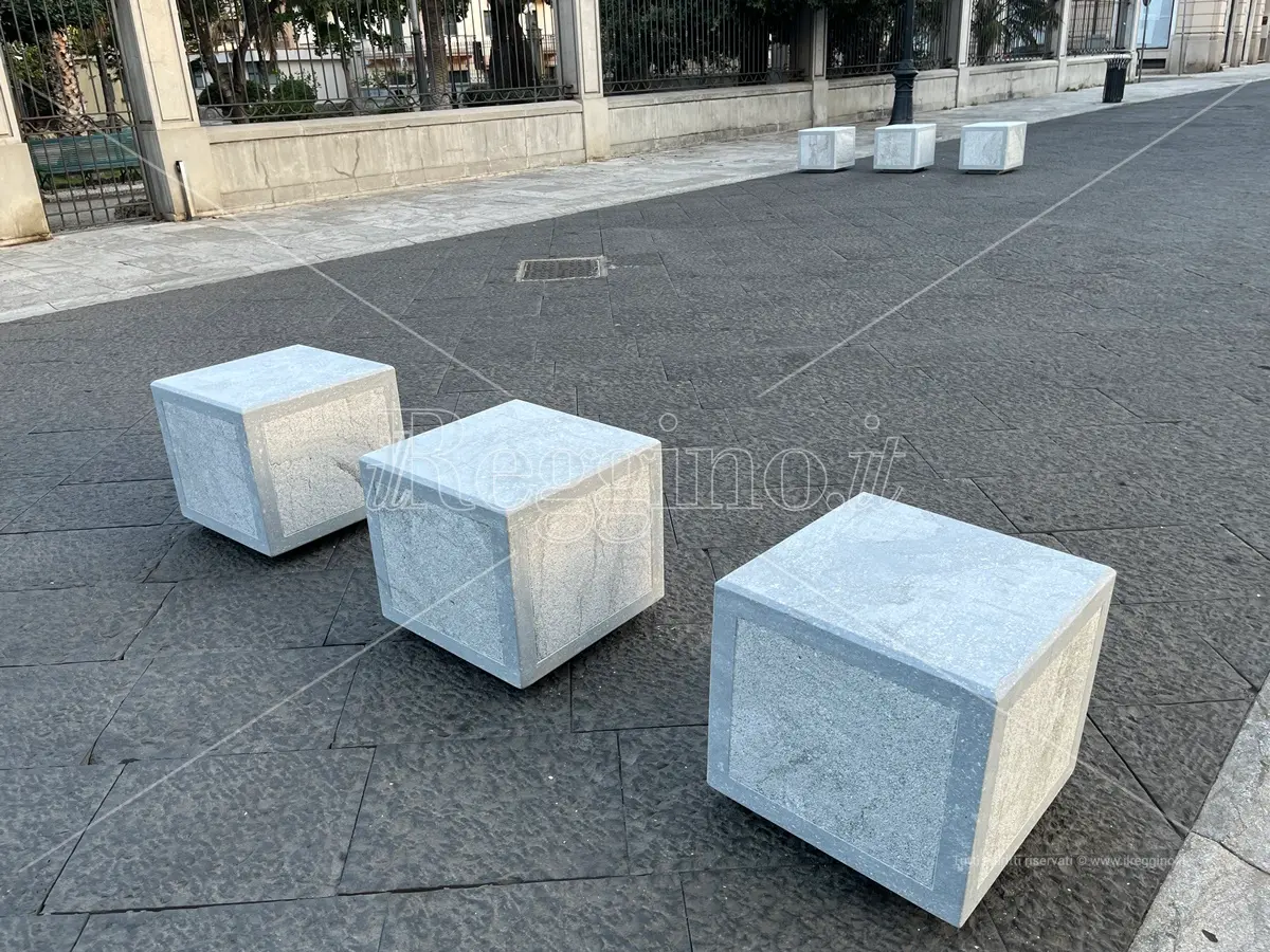 Reggio, sul corso Garibaldi i cubi della discordia - FOTO