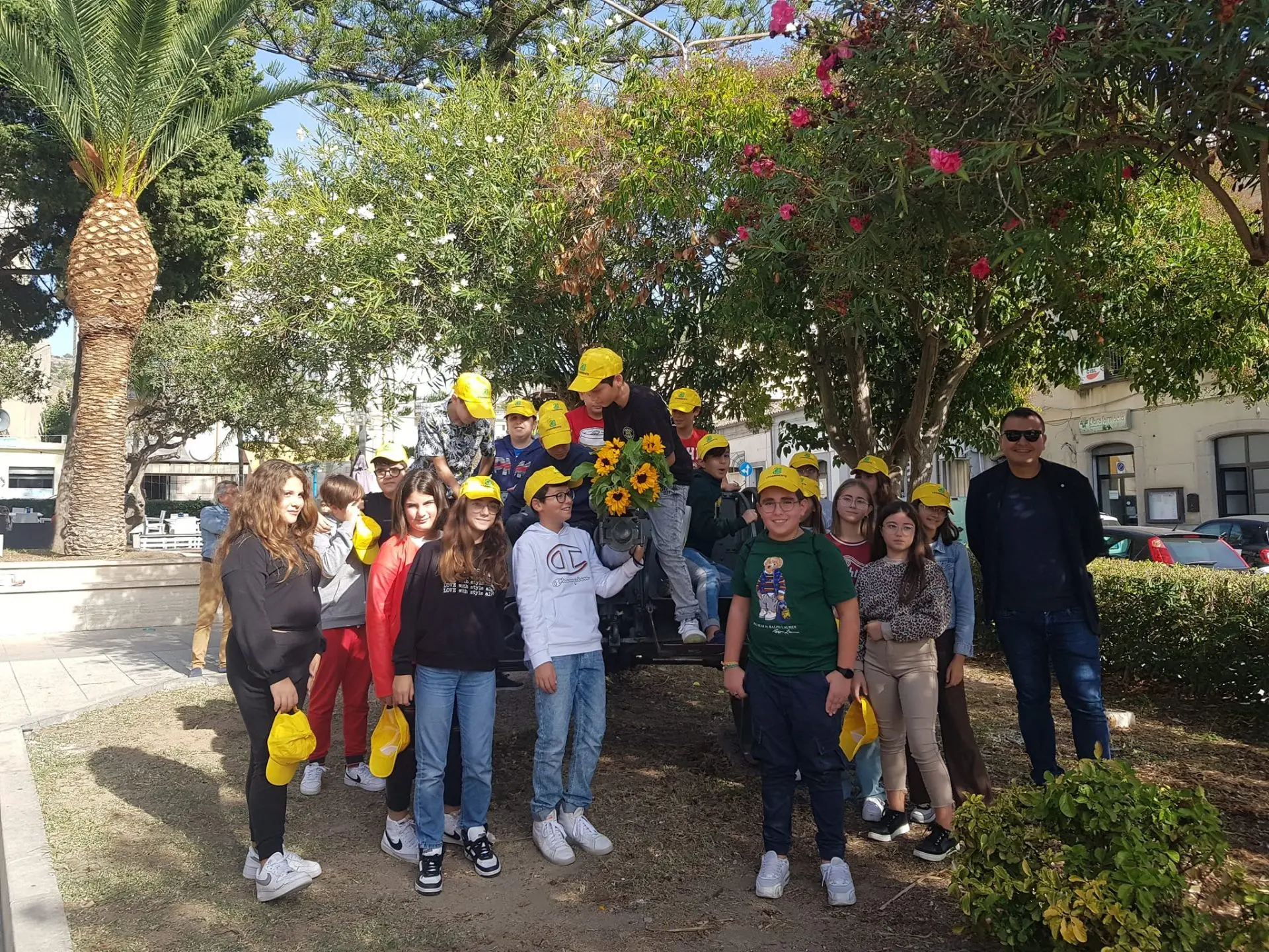 Roccella, i fiori nel cannone per celebrare il 4 novembre