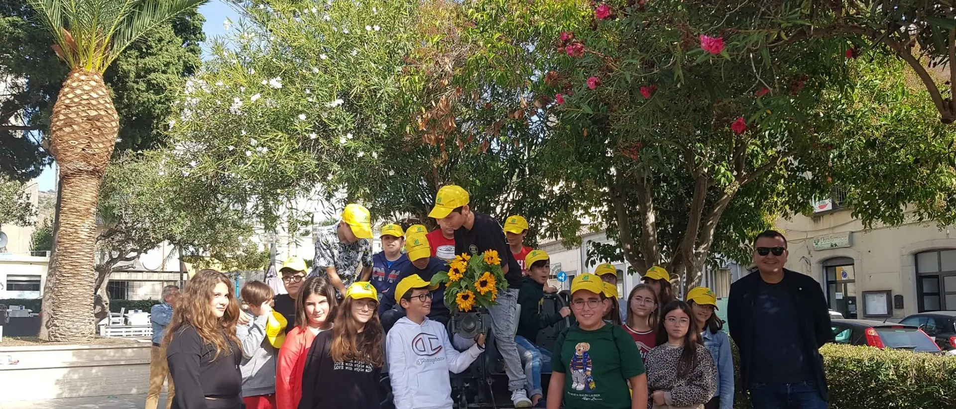 Roccella, i fiori nel cannone per celebrare il 4 novembre