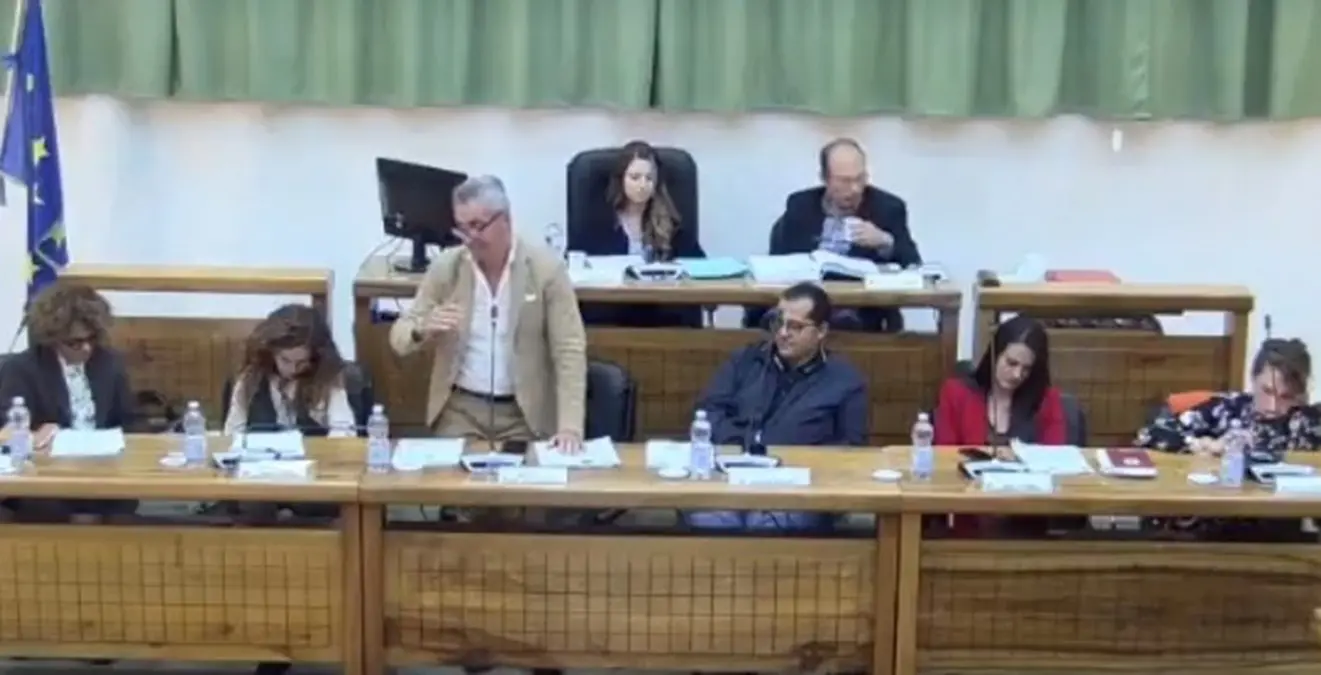 Consiglio comunale a Taurianova, la minoranza lascia l'aula: «Uccisa la democrazia»