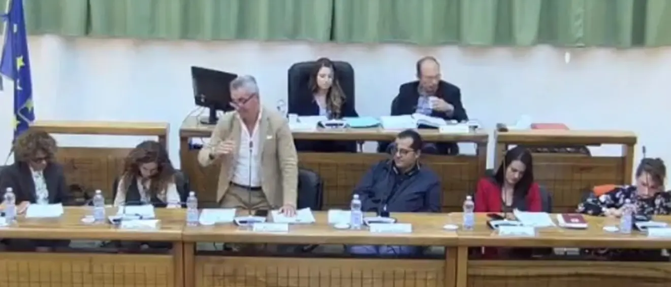 Consiglio comunale a Taurianova, la minoranza lascia l'aula: «Uccisa la democrazia»