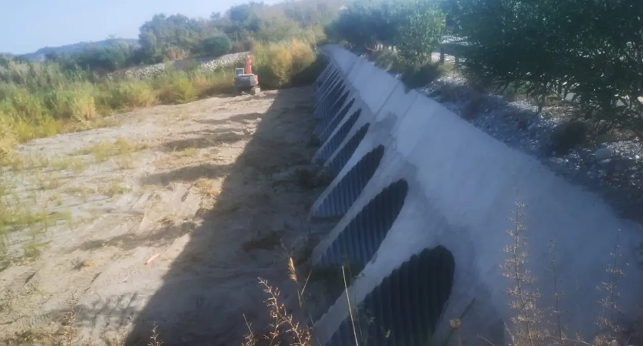 Allerta meteo, a Caulonia ripulito il guado del torrente Allaro
