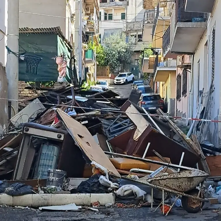 Reggio, crolla un edificio e si scopre che era una discarica: rione G invaso dai rifiuti