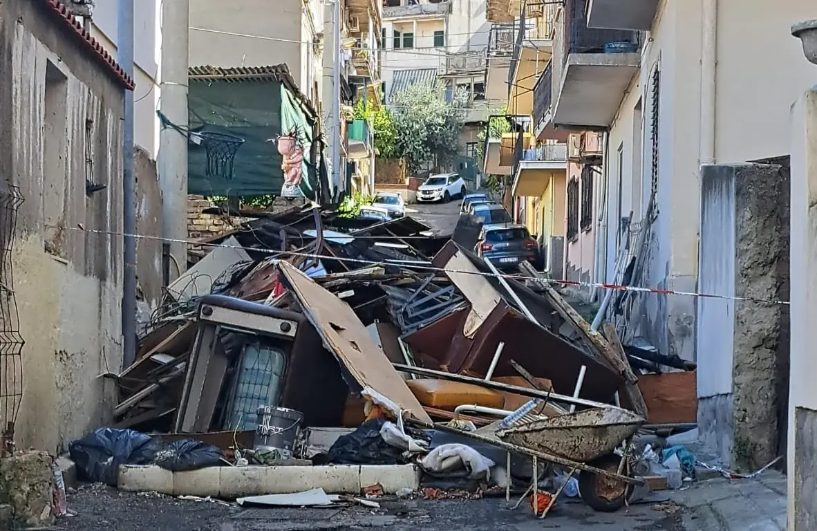 Reggio, crolla un edificio e si scopre che era una discarica: rione G invaso dai rifiuti