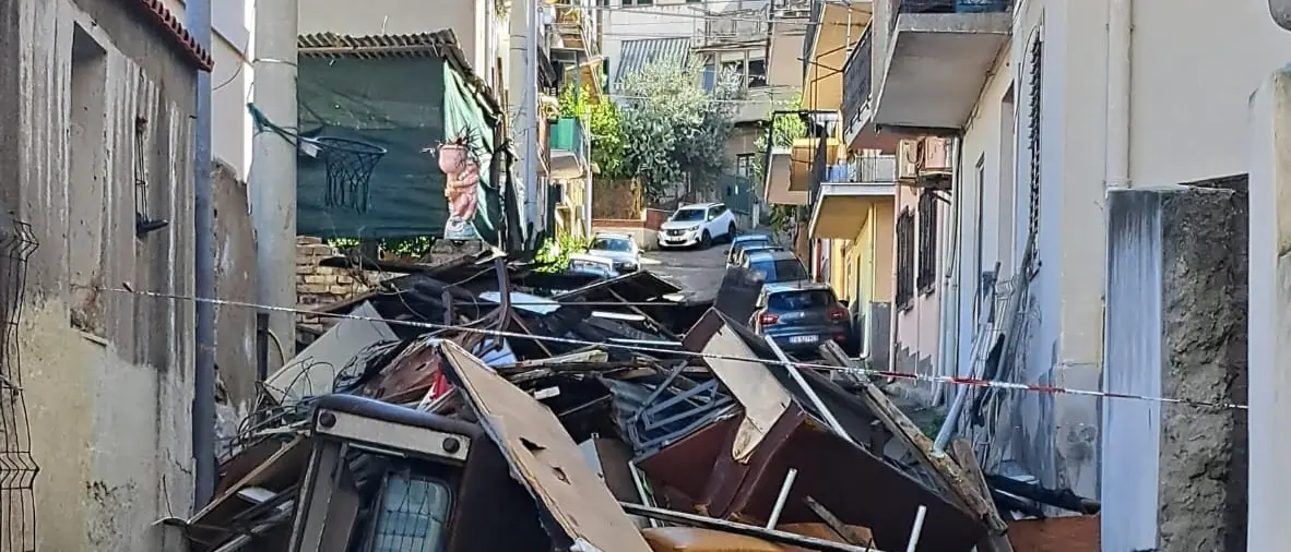 Reggio, crolla un edificio e si scopre che era una discarica: rione G invaso dai rifiuti