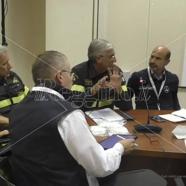 Sisma dello Stretto, il capo dei vdf, Parisi: «Non tutti i nostri piloti addestrati per atterrare a Reggio»