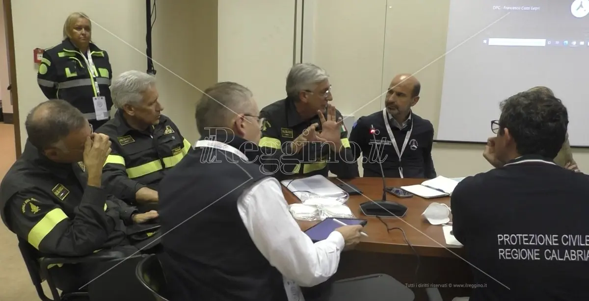 Sisma dello Stretto, il capo dei vdf, Parisi: «Non tutti i nostri piloti addestrati per atterrare a Reggio»