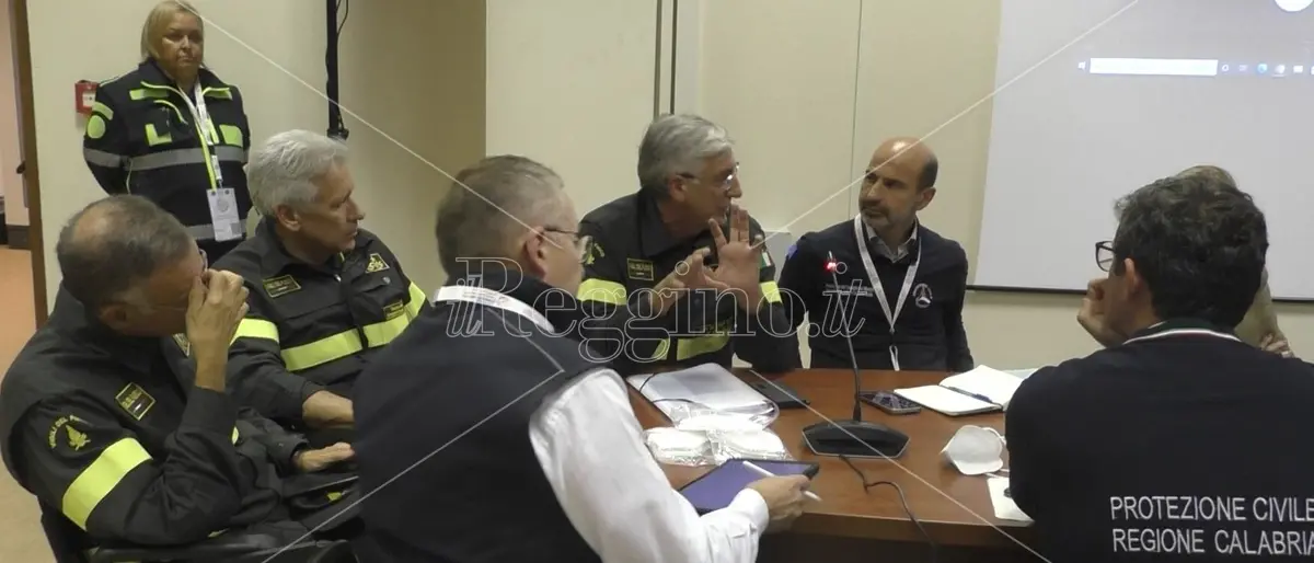 Sisma dello Stretto, il capo dei vdf, Parisi: «Non tutti i nostri piloti addestrati per atterrare a Reggio»