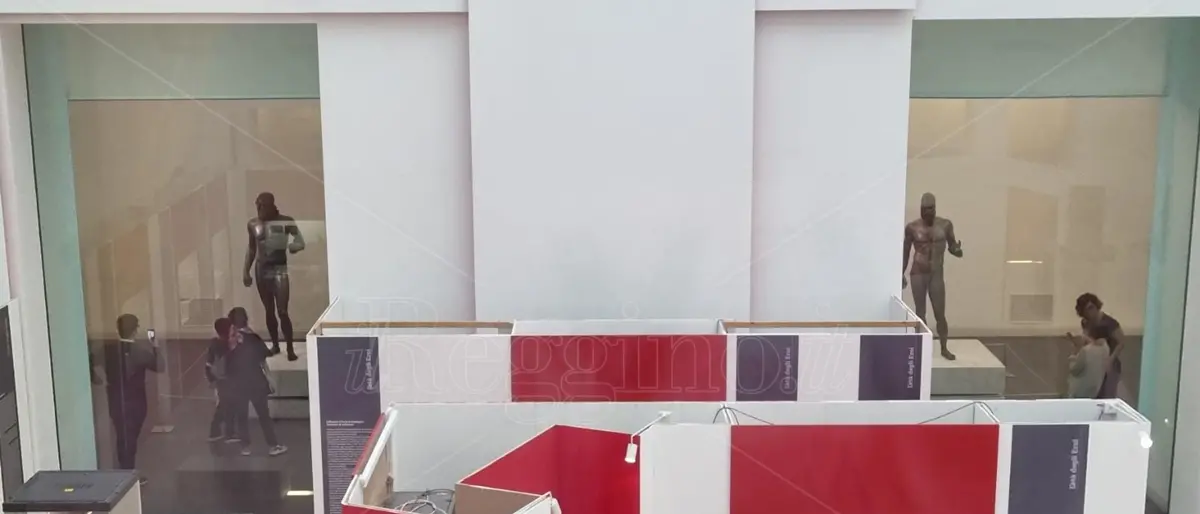 Bronzi di Riace, protagonisti dei selfie nella domenica di ingresso gratis al museo