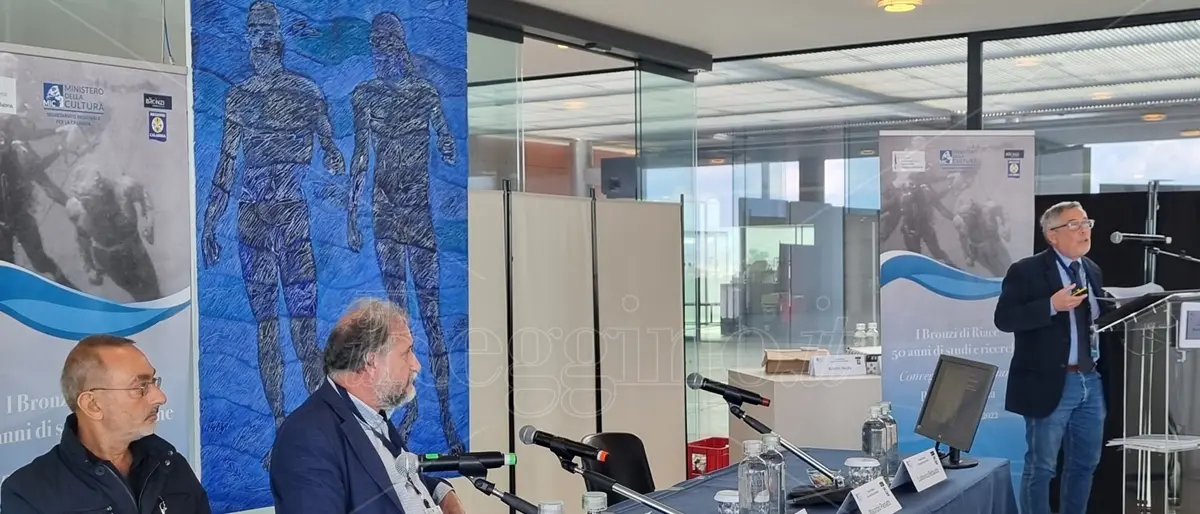 Bronzi di Riace, lo storico Paoletti: «E se avessero cambiato nome alla statua b?» - VIDEO