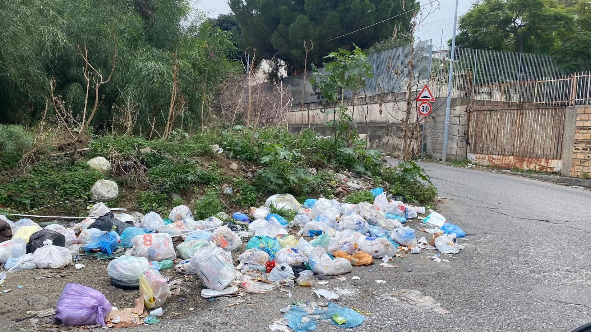 Reggio, a San Giovannello discarica a cielo aperto a due passi da scuola e policlinico - FOTO