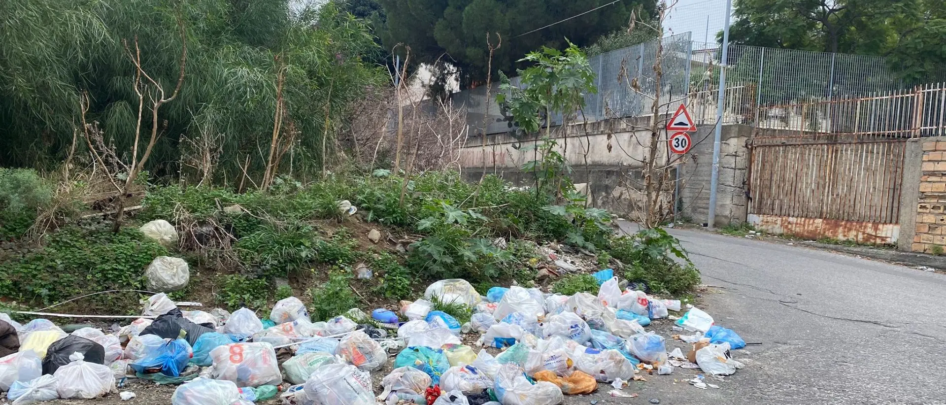 Reggio, a San Giovannello discarica a cielo aperto a due passi da scuola e policlinico - FOTO