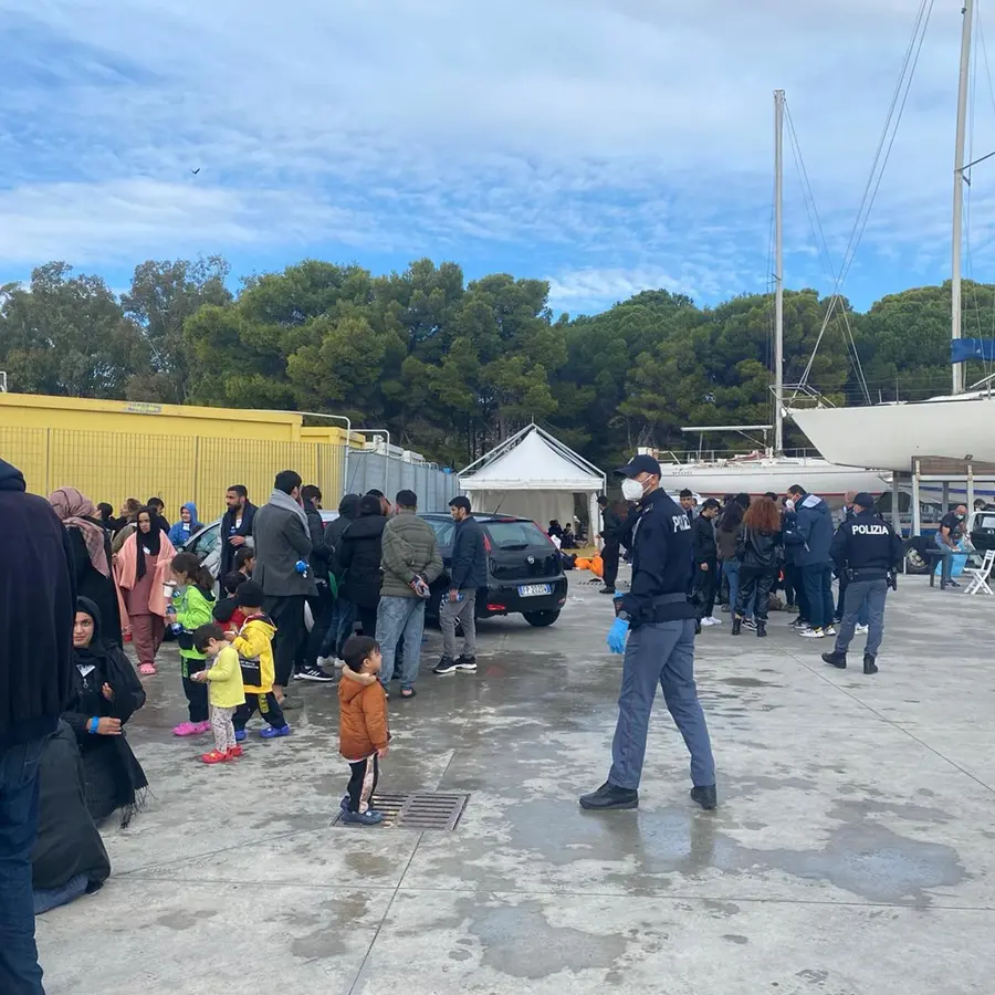Migranti, altri 102 sono sbarcati questa mattina a Roccella Jonica - VIDEO