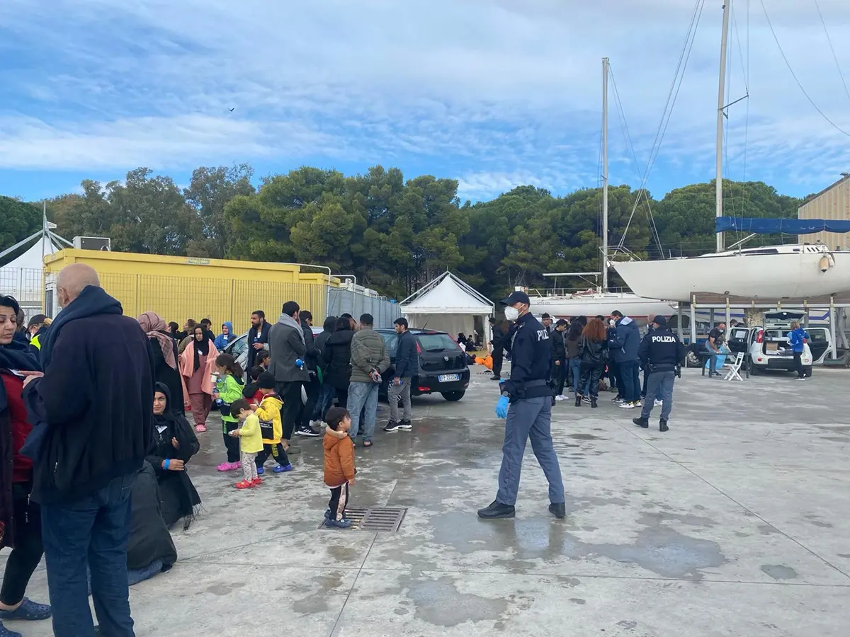 Migranti, altri 102 sono sbarcati questa mattina a Roccella Jonica - VIDEO