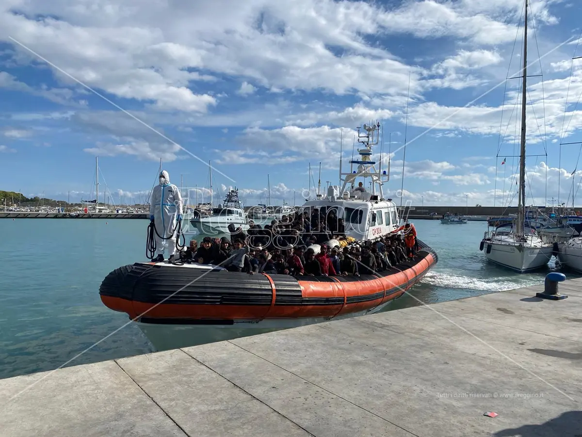 Roccella, continuano gli sbarchi: arrivati 263 migranti - VIDEO