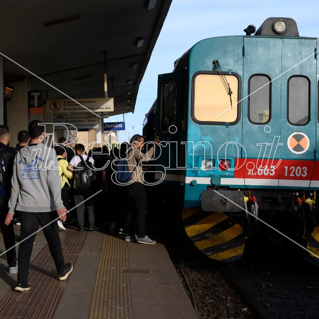 Roccella, la corsa contro il tempo dei migranti per lasciare l'Italia: stazione presa d'assalto
