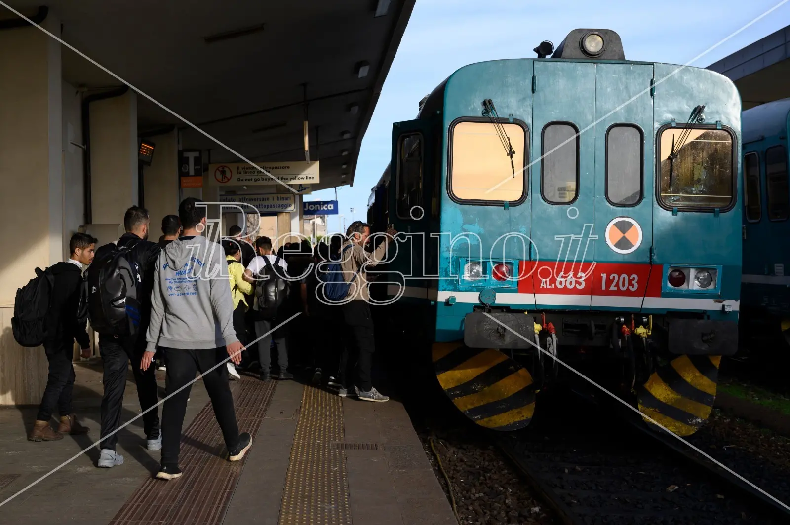 Roccella, la corsa contro il tempo dei migranti per lasciare l'Italia: stazione presa d'assalto