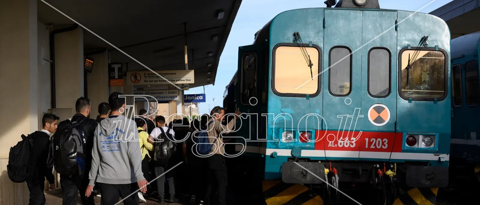 Roccella, la corsa contro il tempo dei migranti per lasciare l'Italia: stazione presa d'assalto