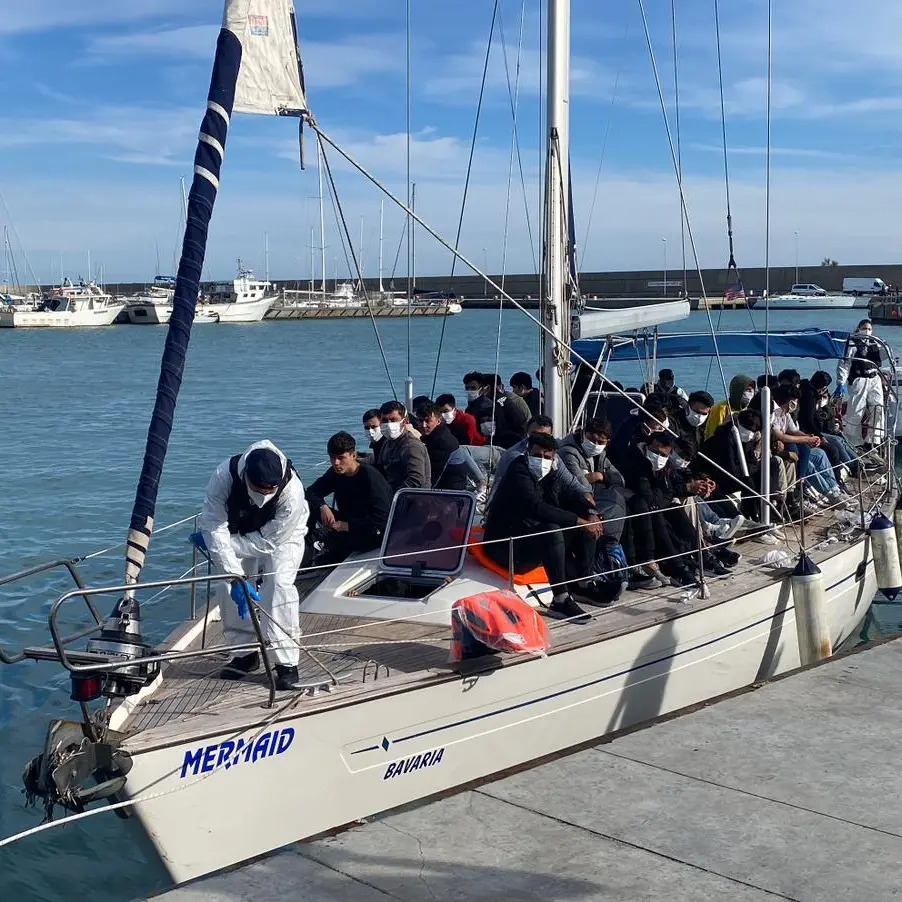 Roccella Jonica, portato in salvo veliero con 72 migranti