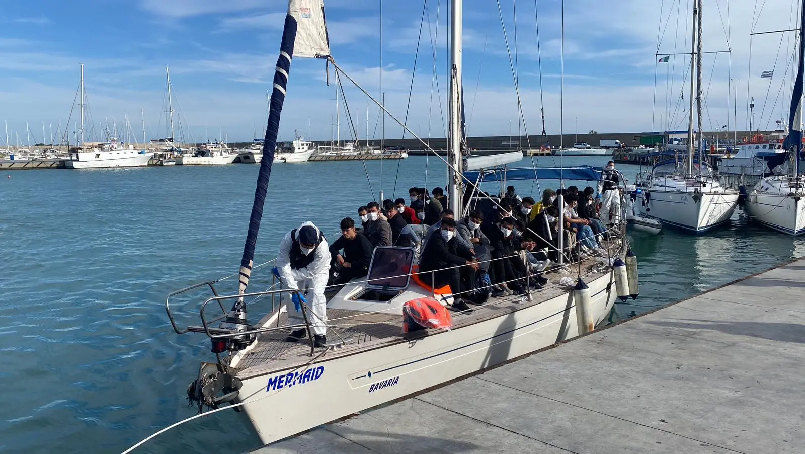 Roccella Jonica, portato in salvo veliero con 72 migranti