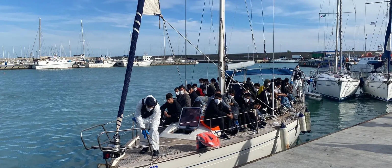 Roccella Jonica, portato in salvo veliero con 72 migranti