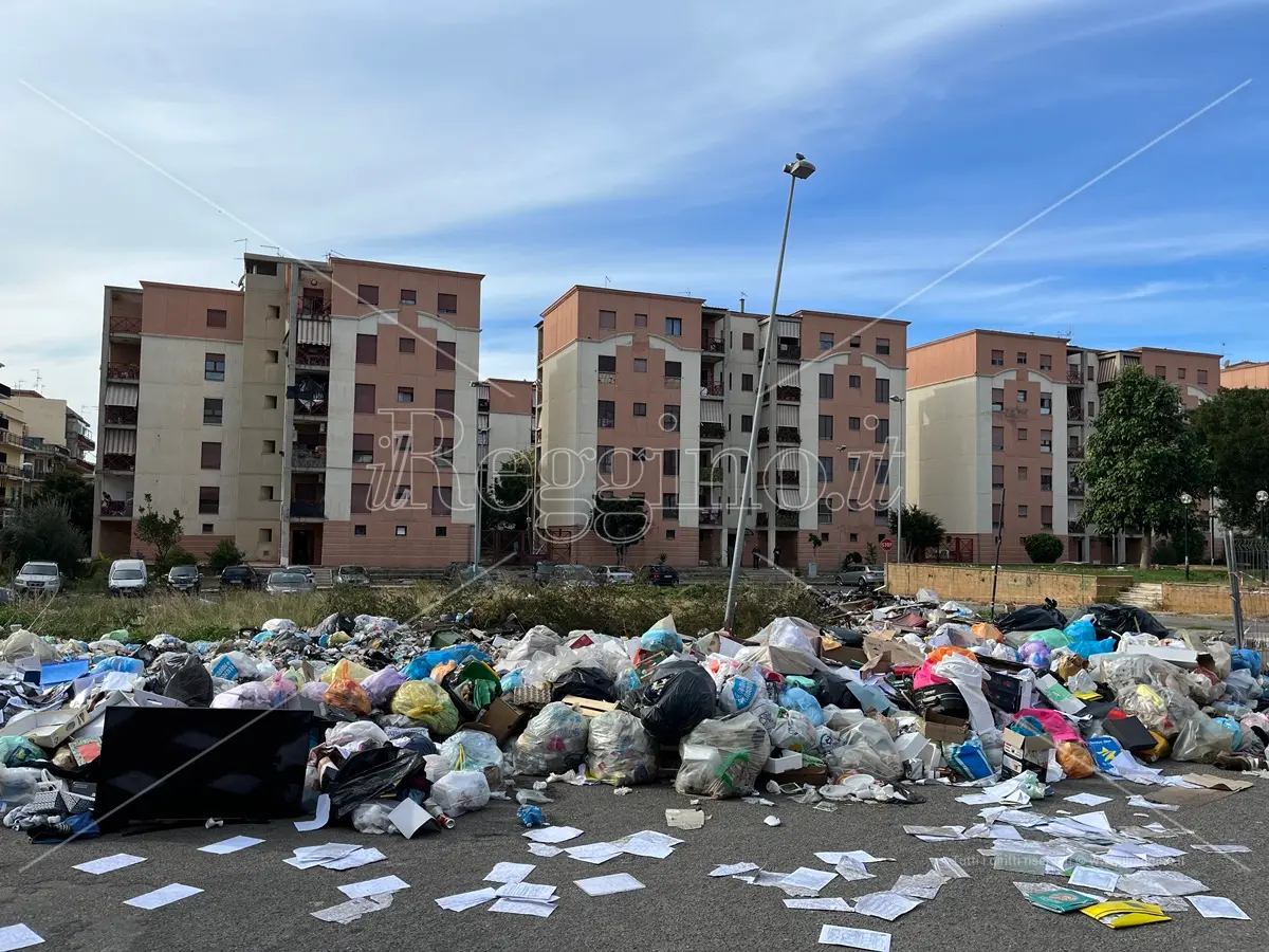 Reggio, al Rione Marconi ancora spazzatura per strada e roghi di rifiuti - FOTO