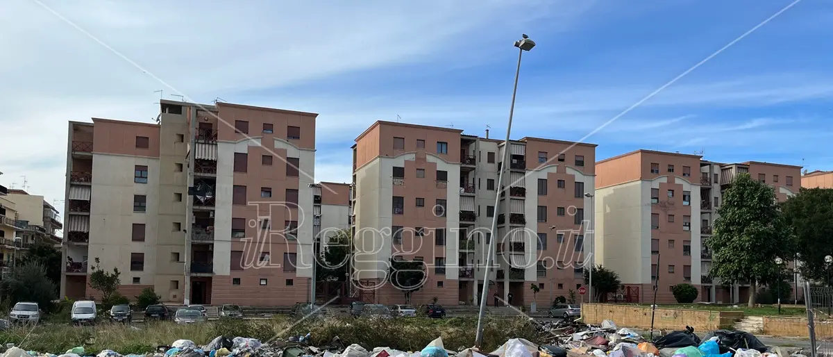 Reggio, al Rione Marconi ancora spazzatura per strada e roghi di rifiuti - FOTO