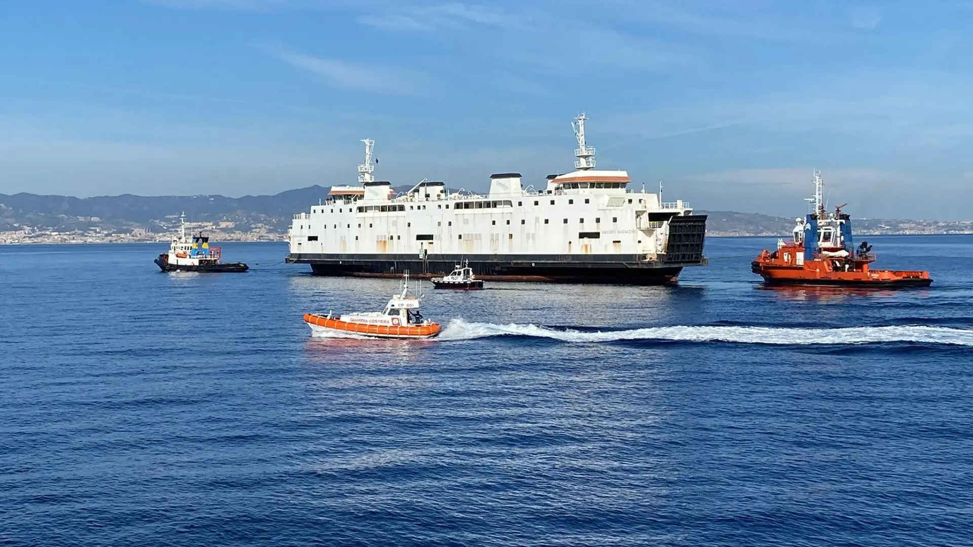 Reggio, la nave “Amedeo Matacena” lascia definitivamente il porto