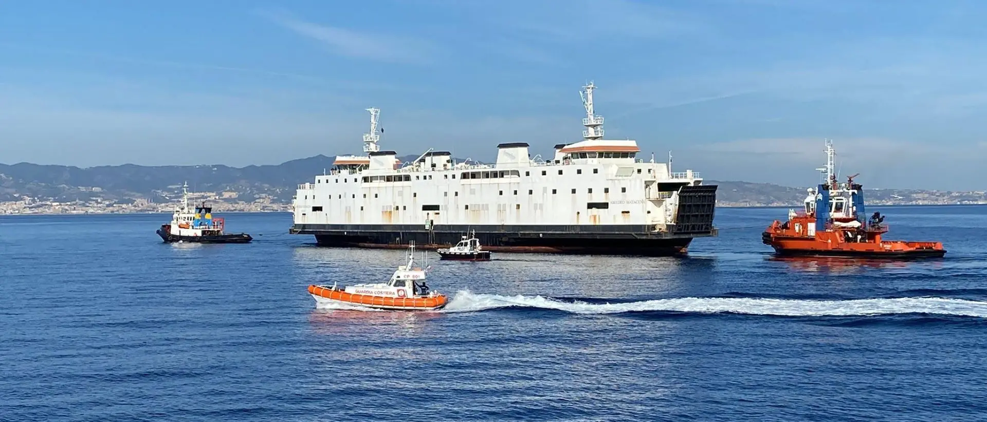 Reggio, la nave “Amedeo Matacena” lascia definitivamente il porto