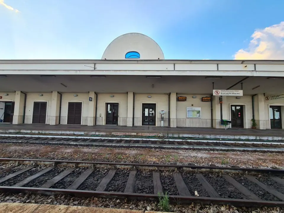 Roccella, clochard trovato morto alla stazione