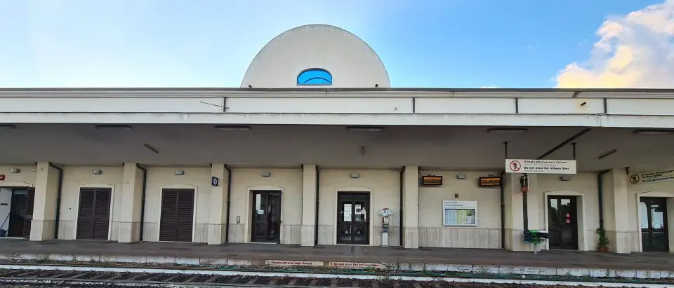 Roccella, clochard trovato morto alla stazione