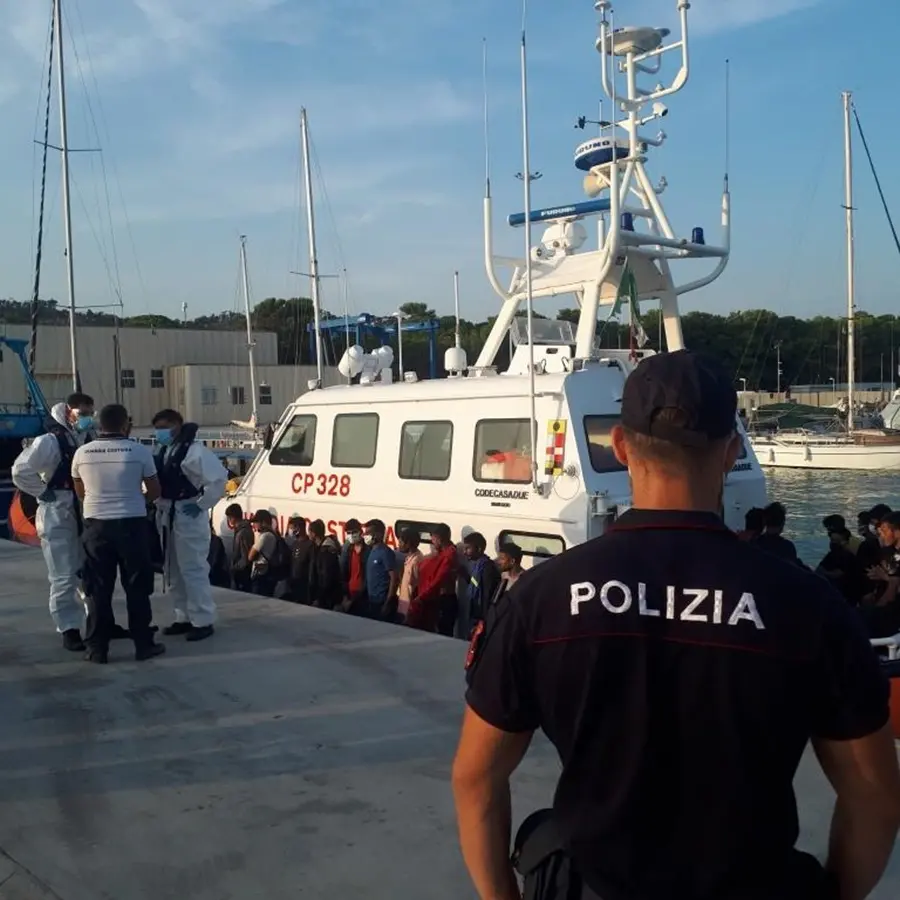 Sbarchi a Reggio e Roccella, la polizia ferma sette scafisti