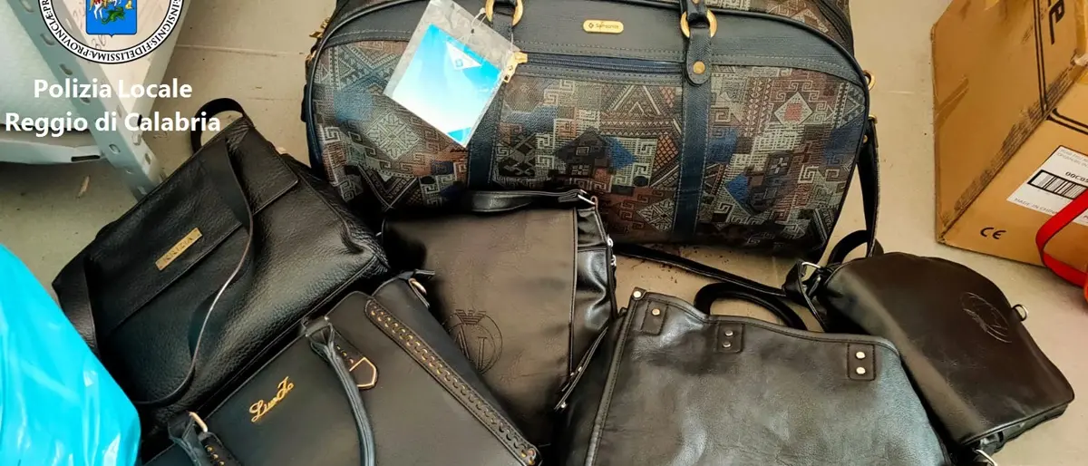 Reggio, denunciati due ambulanti che vendevano merce contraffatta