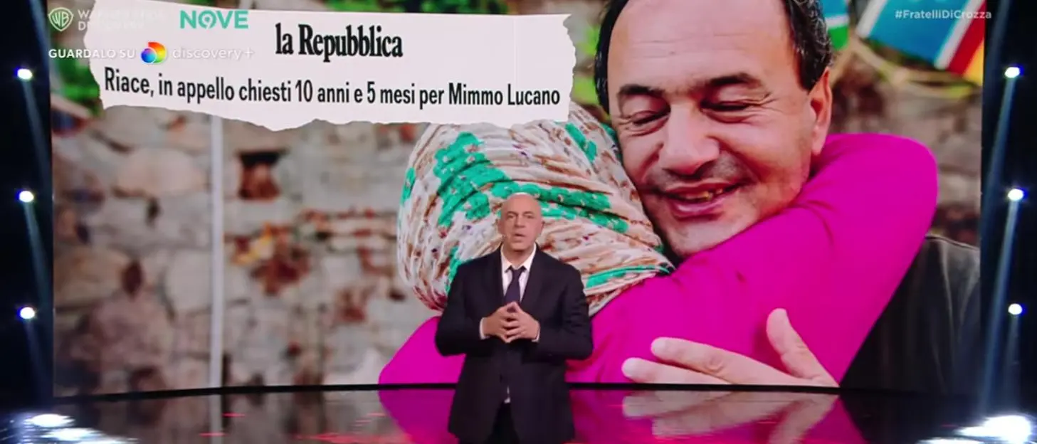 Migranti, anche Crozza si schiera con Lucano: «La solidarietà non può essere un crimine»