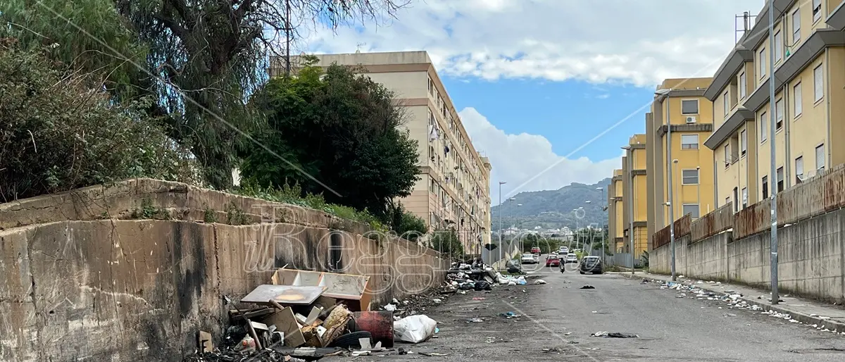 Reggio, ad Arghillà diminuiscono i rifiuti ma restano punti critici - FOTO e VIDEO