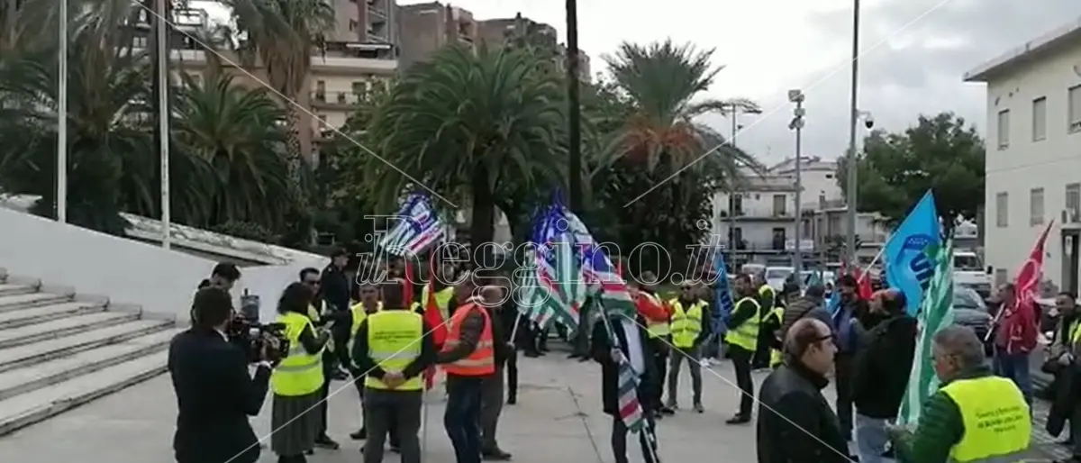 Reggio, dipendenti Consorzi di bonifica sul piede di guerra: «Vogliamo i nostri stipendi»