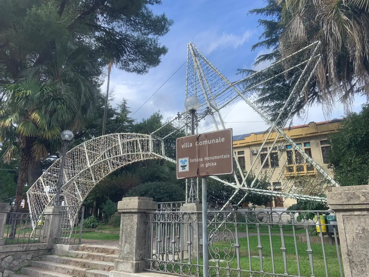 Cinquefrondi, la villa comunale si trasforma nel Villaggio di Natale