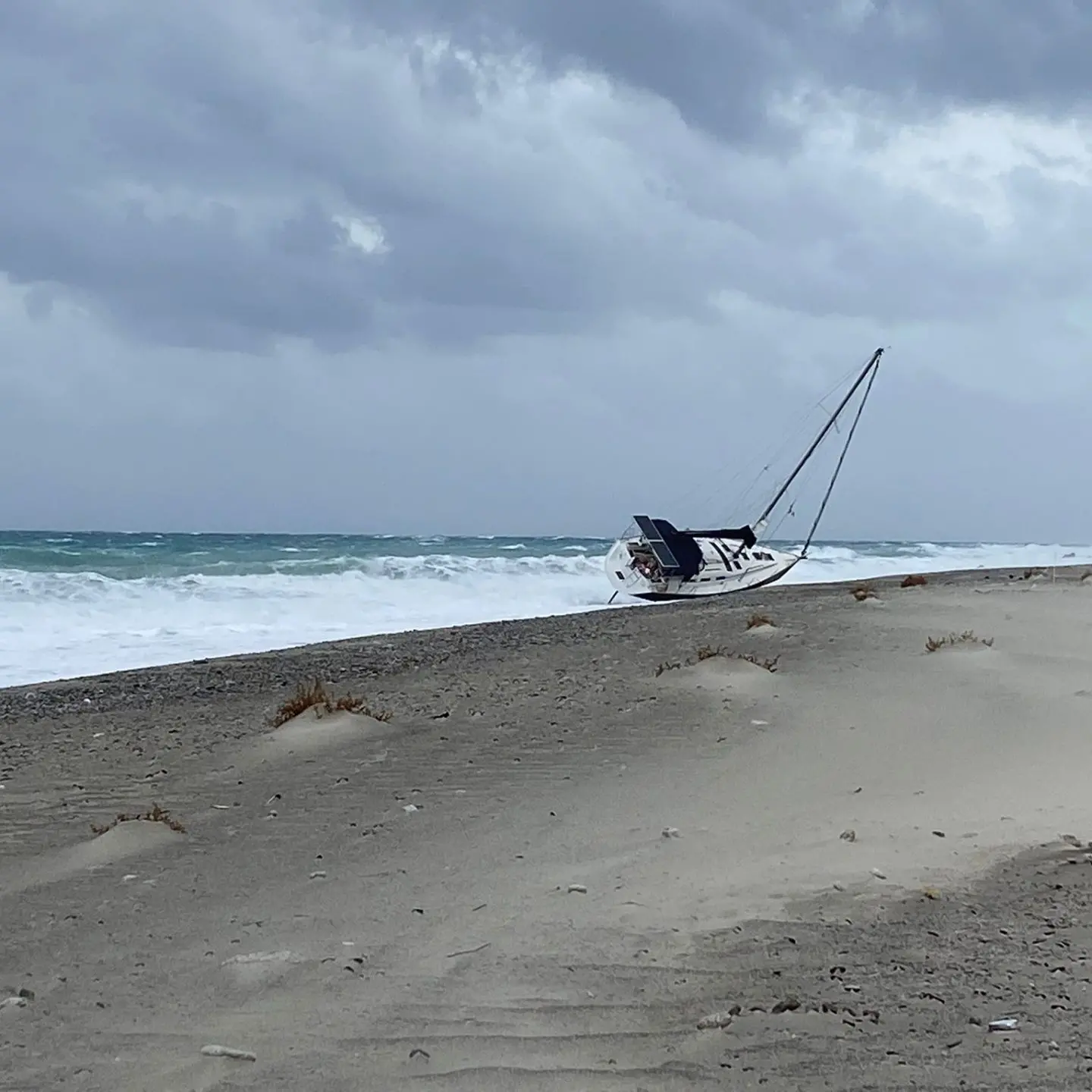 Maltempo nel Reggino, il mare “restituisce” il veliero dei migranti a Caulonia