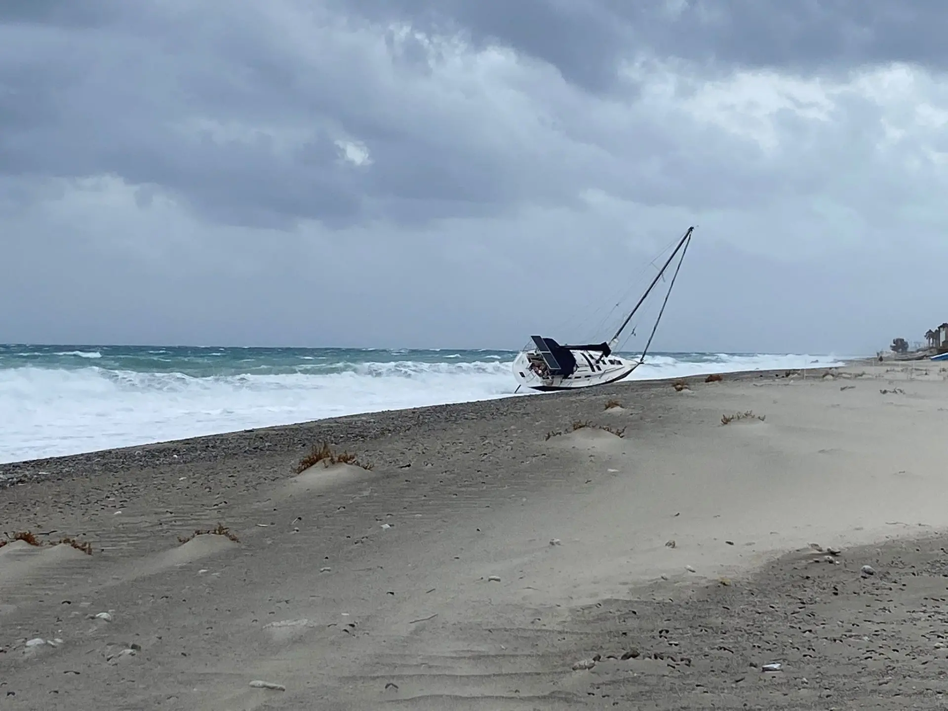 Maltempo nel Reggino, il mare “restituisce” il veliero dei migranti a Caulonia